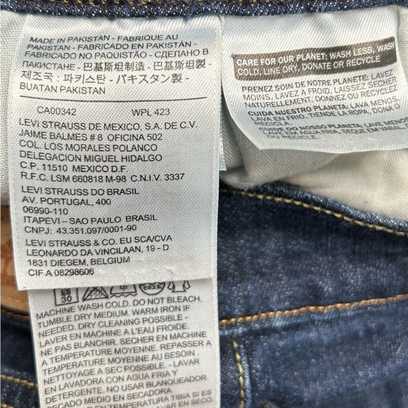 Levi's Dark Blue Bootleg Denim with stone wash Size 12 medium / 31 inch waist - Picture 6 of 8